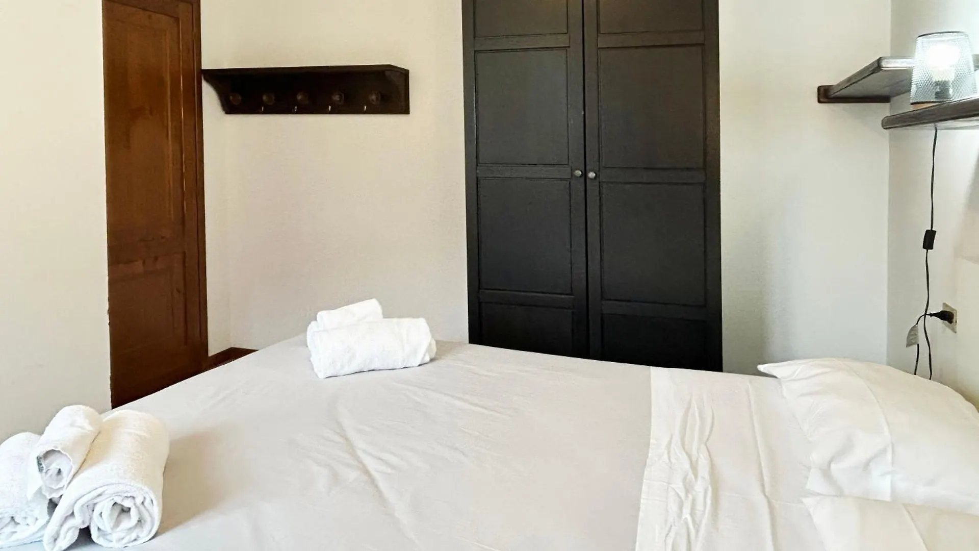 Apartment Mountain Lodging With Fireplace And Mountain View Barzio