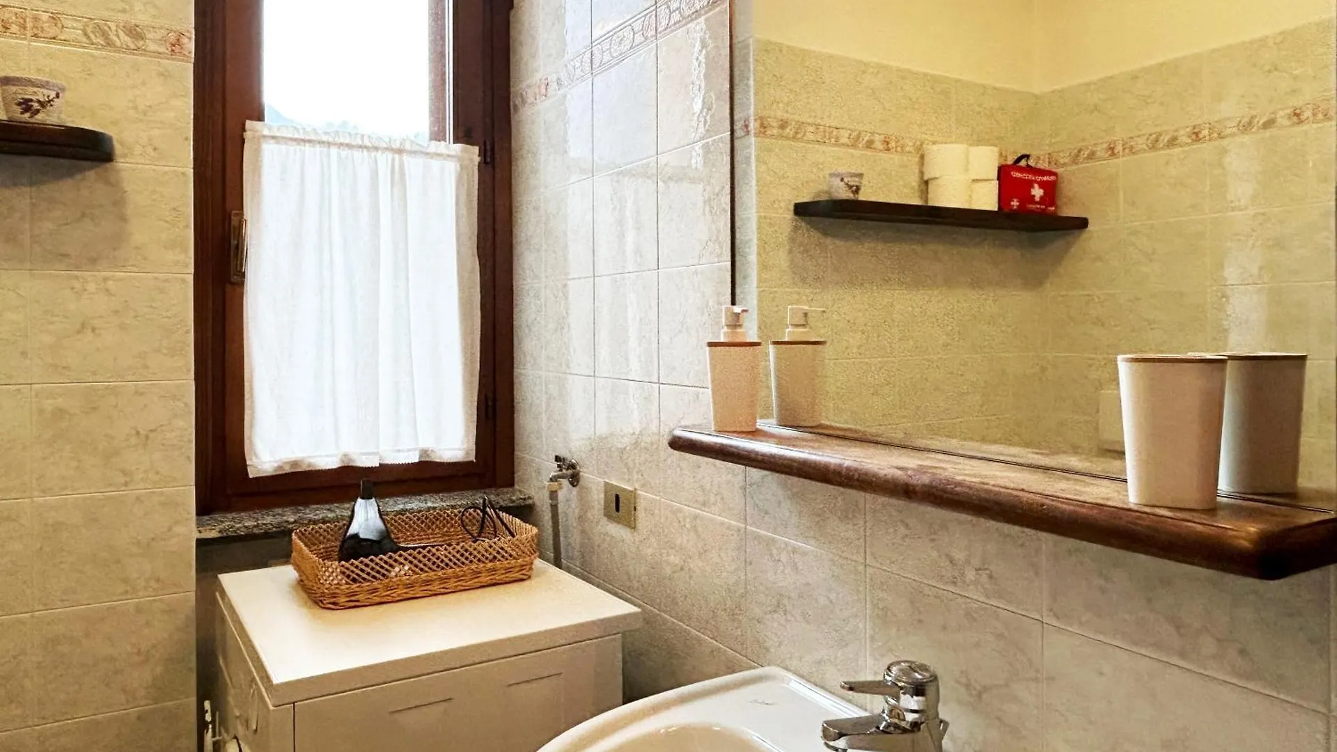 Apartment Mountain Lodging With Fireplace And Mountain View Barzio