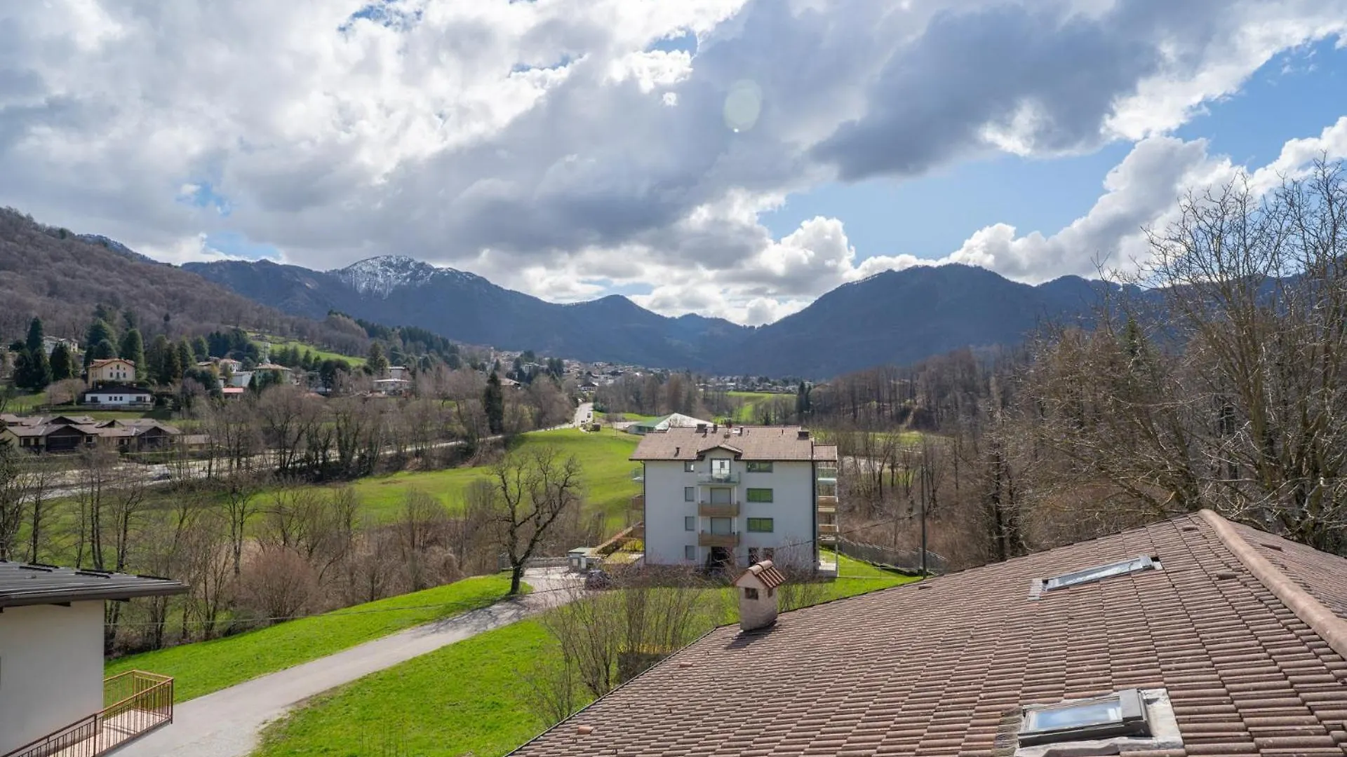 Apartment Mountain Lodging With Fireplace And Mountain View Barzio